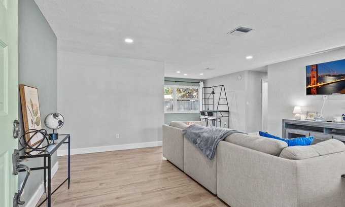 Clearwater House | Welcome to your private oasis in the heart of Clearwater!
