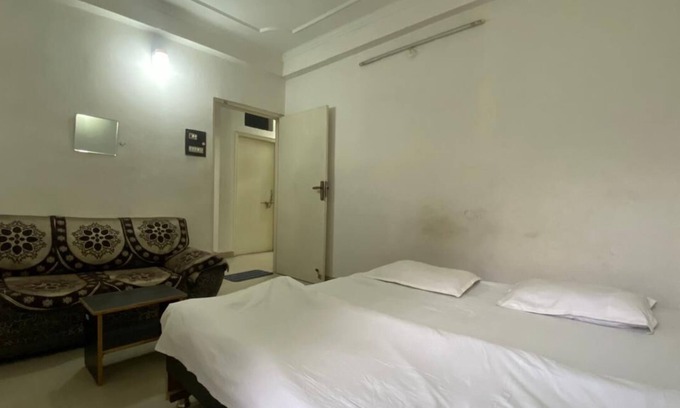 Varanasi Apartment | Welcoming 3-bedroom apartment with AC in Varanasi