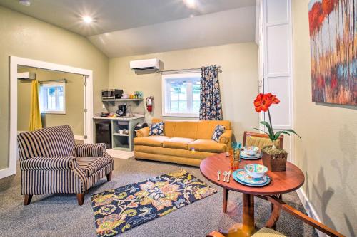 Downtown Branson House | Welcoming Downtown Branson Cottage with Pool Access!