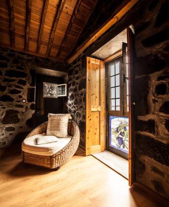 Cais do Pico House | Welcoming House in São Roque do Pico with Mountain View