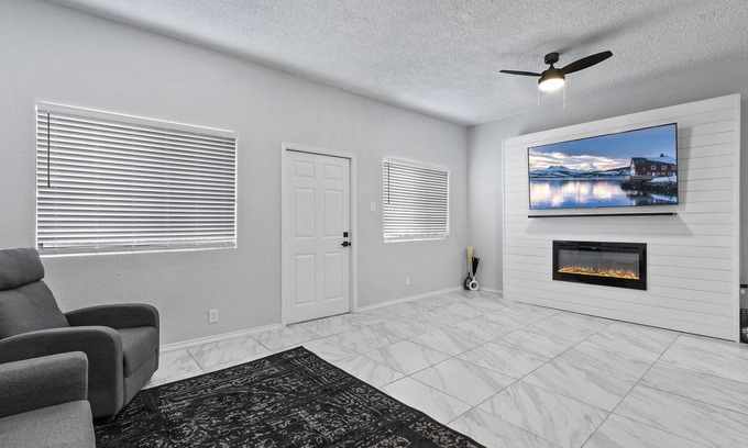 El Paso Apartment | Welcoming modern home in Central El Paso