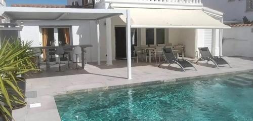 Empuriabrava Villa | Welcoming villa in Empuriabrava with private pool