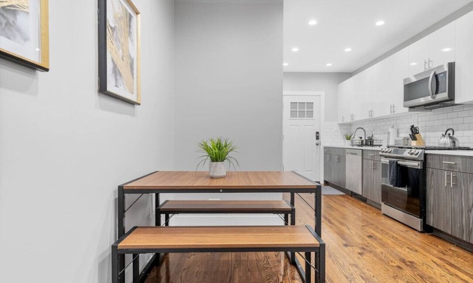 Chicago Apartment | Well-Appointed 2BR Apt in a Vibrant Area