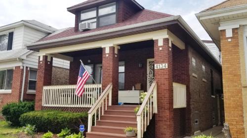 Chicago Apartment | Well-Appointed Cozy Portage Park Apt, Dogs, Kids, Free Parking, 420 Compliant