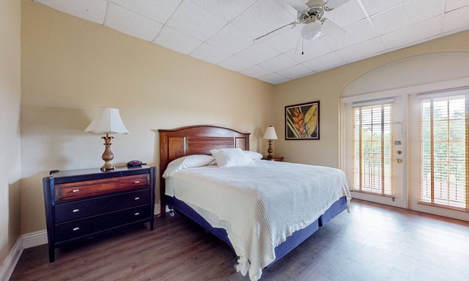 Naples House | Well-appointed studio with game room, heated pool, sauna, tennis, BBQ, gym, W/D