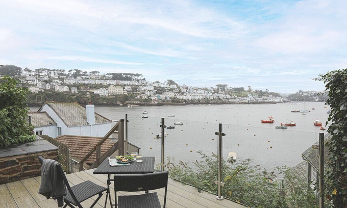 Polruan Cottage | Well Court is a fabulous cottage with wonderful views set in the heart of Polruan village