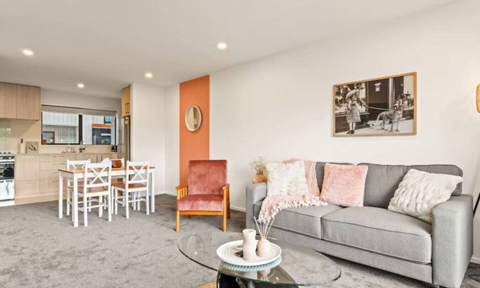 Mount Albert House | Well-styled Vibrant 2 Bed Home
