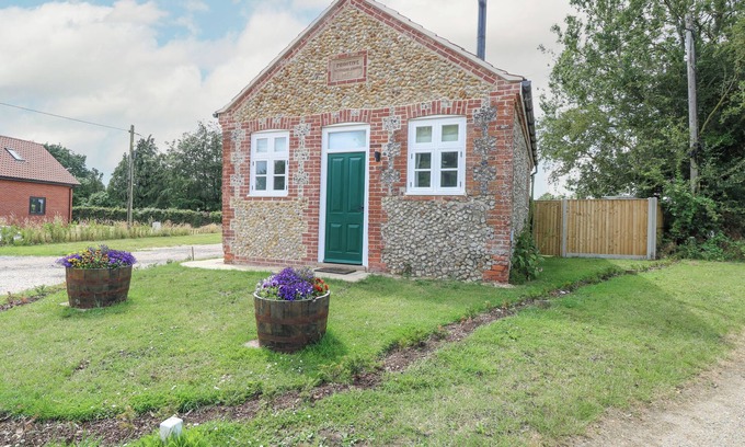 Dereham House | WENSUM SPRING, pet friendly, character holiday cottage in Fakenham