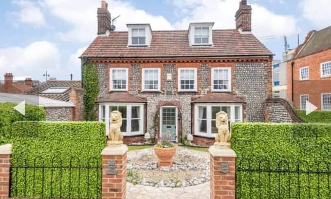 Cromer House | West Cottage. Central, spacious, 2 mins to beach.