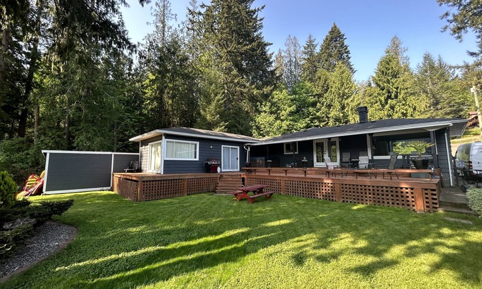Shawnigan Lake House | West House! A beautiful lake front home with hot tub and dock.