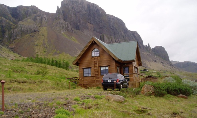 Borgarnes Cabin | West Iceland, Spacious Comfort. Great View, Hot Tub