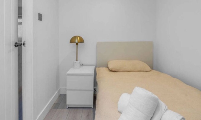 Whitburn House | West Lothian 5 Beds + car space