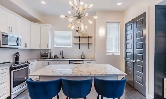 Hadley - Washington House | West Nashville Gem | Rooftop Patio + Sleeps 11