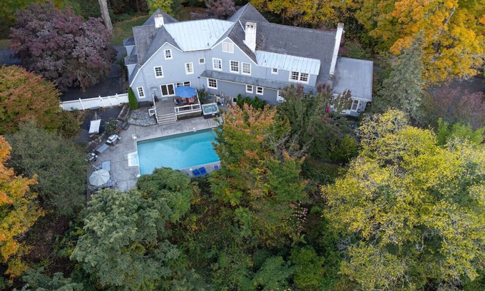 Cornwall House | West Point Villa - Jacuzzi Pool BBQ Games Pets