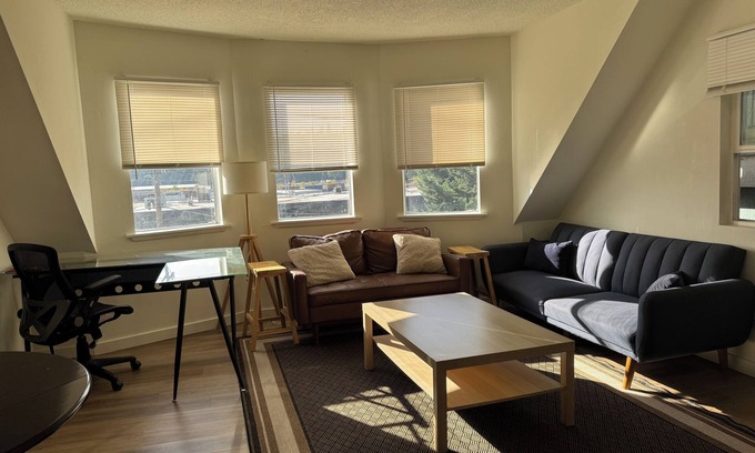 Interbay House | West Queen Anne Upper Unit close to all Amenities