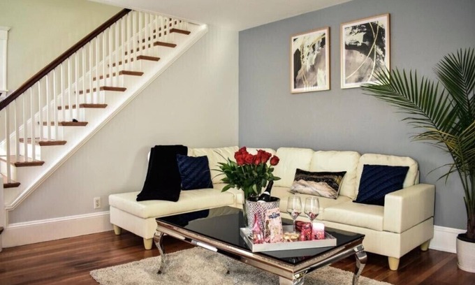 Brook Farm House | West Roxbury Retreat–Near Downtown Boston, Steps to Train & Bus,member only deal
