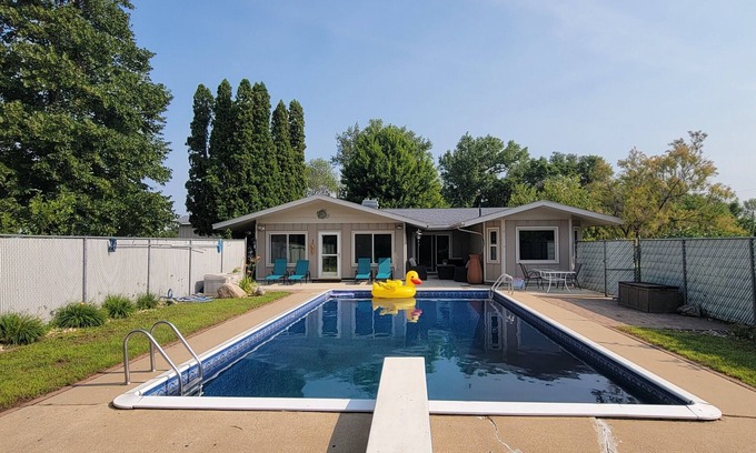 Sioux Falls House | West Sioux Falls Retreat - private 3-bedroom acreage with heated pool