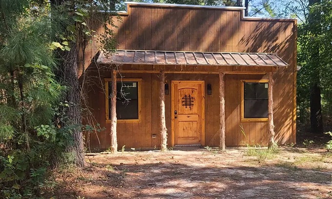 Mineola Cabin | Western Style Bank in the East Texas Piney Woods - Rustic Trails Texas LLC