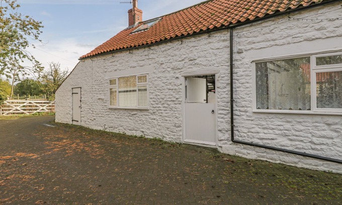 Scarborough Cottage | WESTFIELD BARN, pet friendly, with pool in Scarborough
