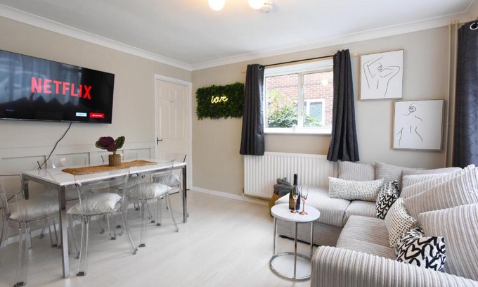 Canterbury Apartment | Westgate House - 5 bedroom newly renovated house with hot tub & private parking