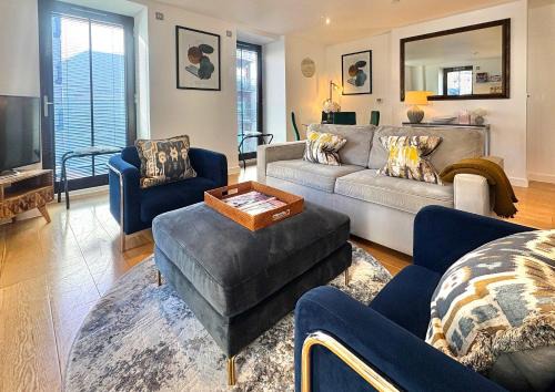 Vincent Square Apartment | Westminster Luxury Two Bed Two Bath with Air-Con