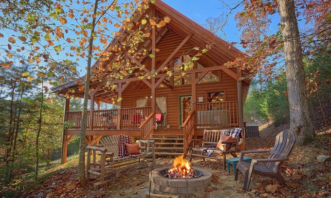 Caton Cabin | Wet Bear Paws: Have a Paw-sitively Great Smoky Mountain Getaway!
