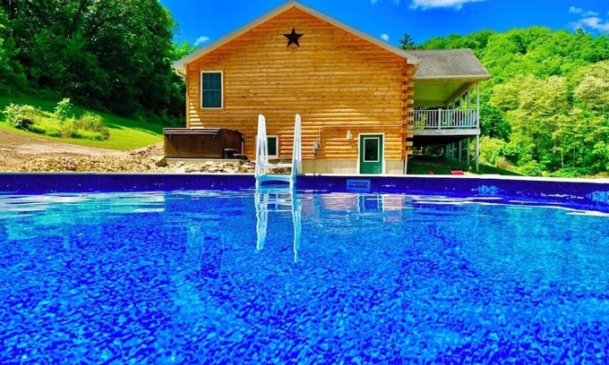 Lansing Cabin | Wexford Hollow. 6 Bedroom Cabin W/Pool & Hot Tub