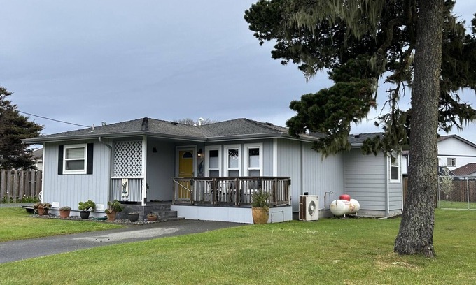 Crescent City North House | Whale Watch Cottage 1 block from beach