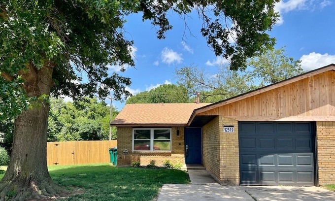 Yukon House | Where Buffalo Roam. Sleeps 5. Wi-fi. Fenced yard.