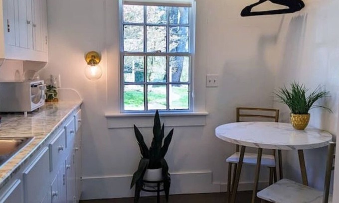Dundee Cottage | Whimsical Cottage w/Pond View