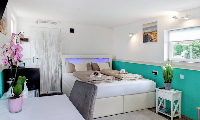 Pfullendorf Apartment | Whirpool and Sauna in Newly Renovated Apartment "Spawo" with WLAN