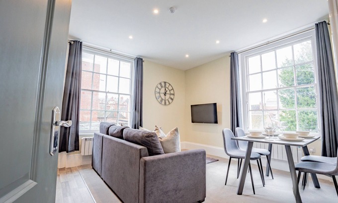 Worcester Apartment | WhiskAwayHomes Shaw Street Apartment 5