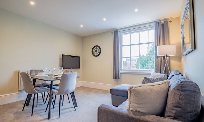 Worcester Apartment | WhiskAwayHomes Shaw Street Apartment 7