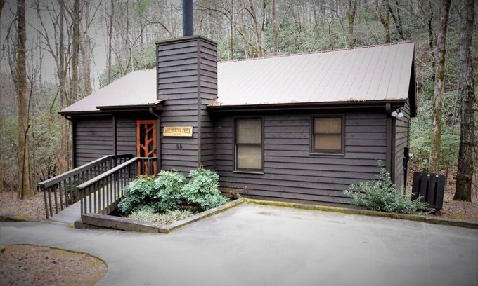 Sautee Nacoochee Cabin | Whispering Creek on Brown Bear - Creekside Cabin