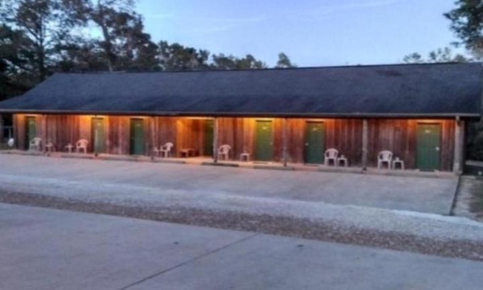 Newton Hotel | Whispering Creek Lodging & RV Resort