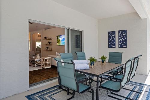 Palm Coast House | WHISPERING PALM Newly renovated cozy fenced in pool home - sleeps 8