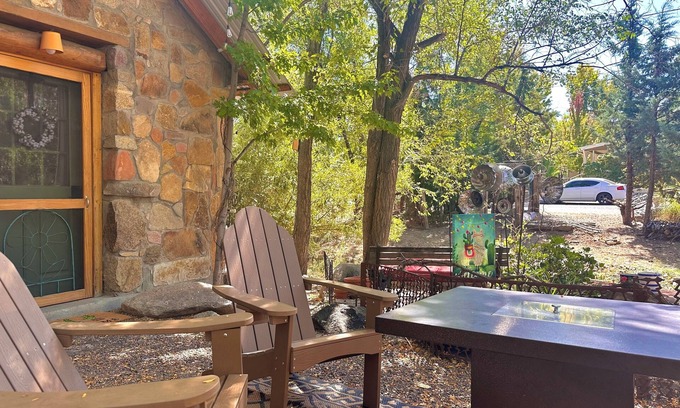 Prescott Cottage | Whispering Pines Retreat - 1 mile to the Courthouse Plaza