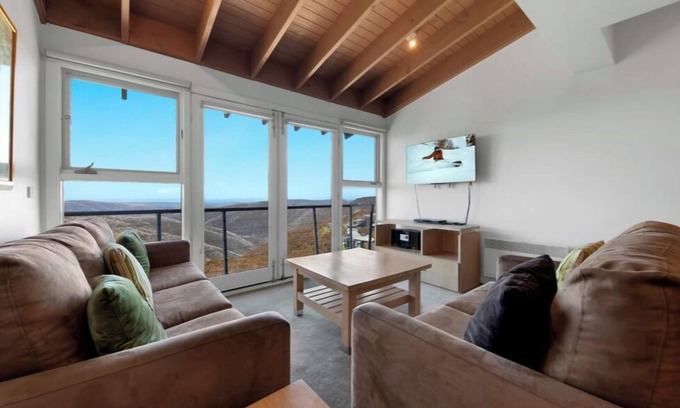 Hotham Heights House | White Crystal 209- ski-in ski-out