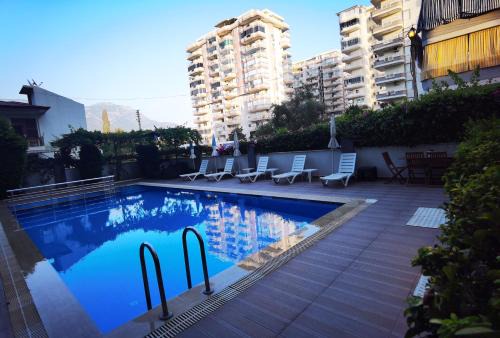 Mahmutlar Apartment | White gold