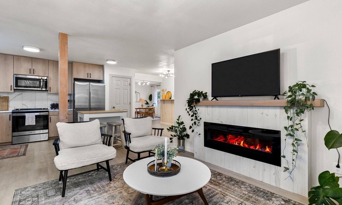 Springfield House | White Guesthouse with a Pool