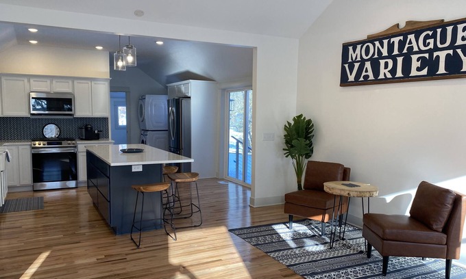 Montague House | White Lake view bright newly renovated cottage