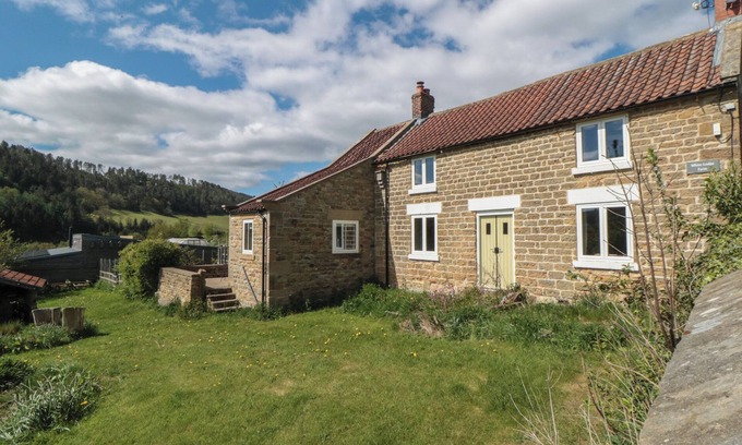 Broxa Cottage | WHITE LODGE COTTAGE, family friendly, with hot tub in Scalby