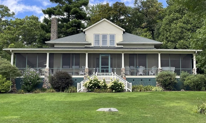 Green Lake House | White Oaks-Grand, Air Conditioned Lakefront Home on Green Lake's North Shore