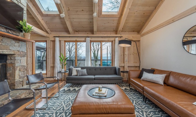 Royal Pines House | White Pine Retreat - Pet friendly, Beautiful Views and 20 Minutes to AVL!
