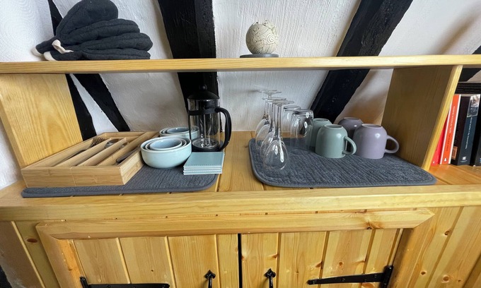 Horseheath Apartment | White Rose Annex – A Charming Getaway Nested in a Historical Cottage!