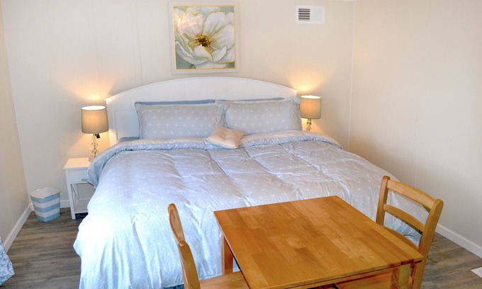 Whitehall Hotel | Whitehall Cottages Boutique Motel -King Beds