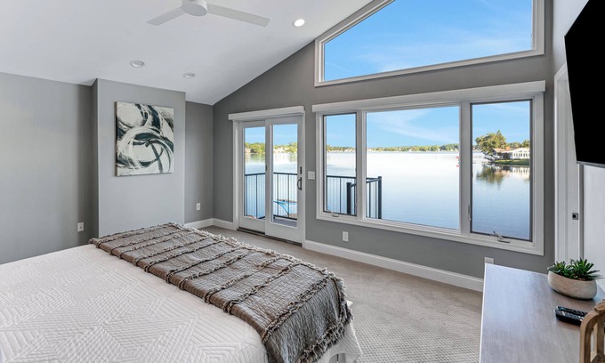 Whitmore Lake House | Whitmore Bay: Fall in Love with the Season – Lakeside Bliss Awaits!