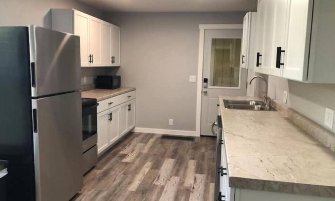 Sac City House | Whole home, sleeps 7, pets ok, Wi-Fi, Full Kitchen