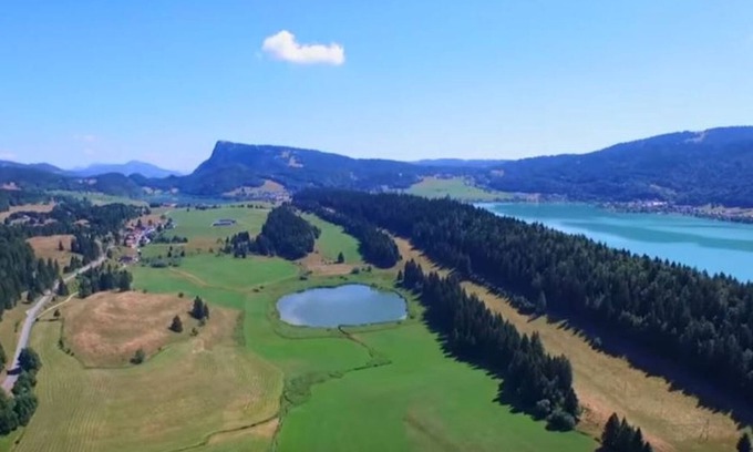 Les Charbonnieres House | Whole house 2 self-contained apartments 5 beds 5 parking 3 lakes Vallée de Joux