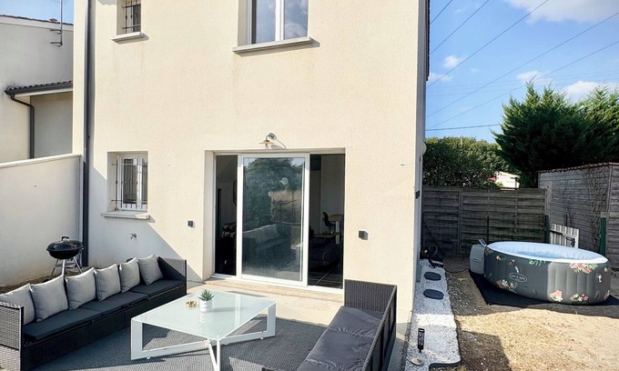 Ambares-et-Lagrave House | WHOLE HOUSE JACUZZI RECEPTION OPEN 24/7